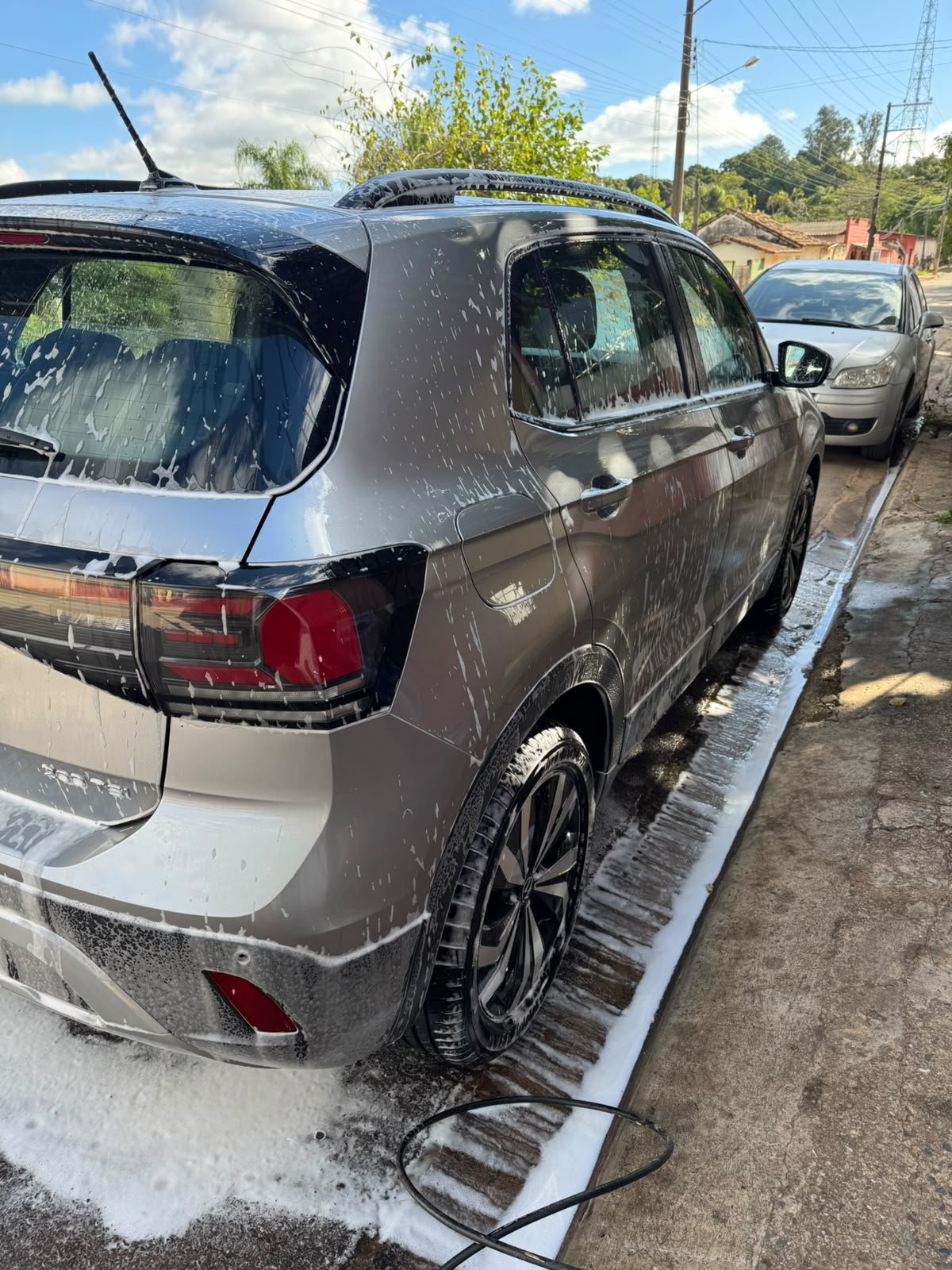 Profissional da APEX DETAIL higienizando um veículo